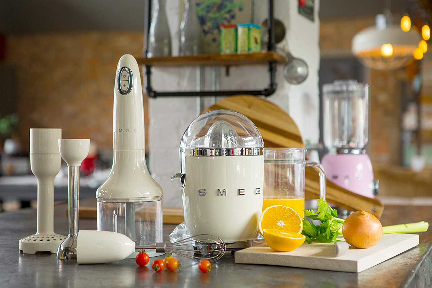 Smeg Citrus Juicer with Juicing Bowl and Lid Cream